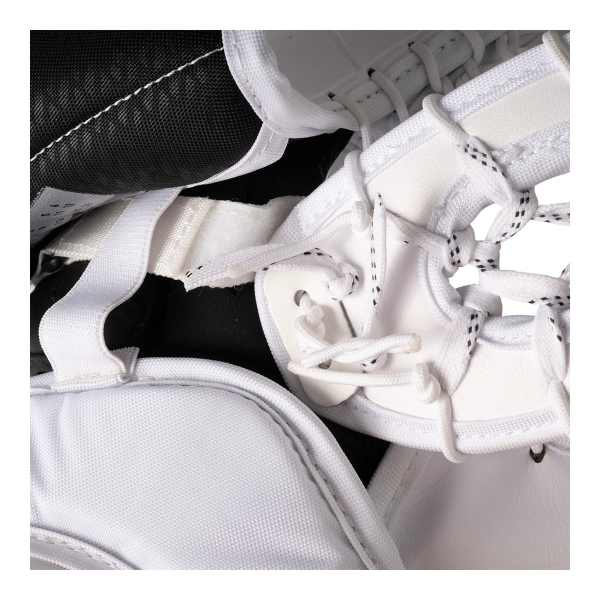 Bauer Supreme Fuse Senior Goalie Catcher (2026) T-strap detail 1